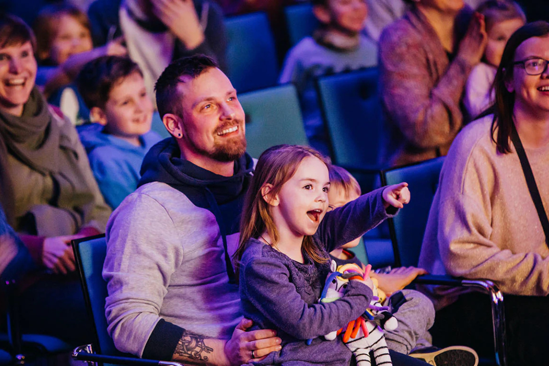 Begeisterte Familie bei Kinderevent