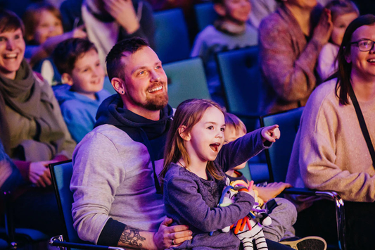 Begeisterte Familie bei Kinderevent