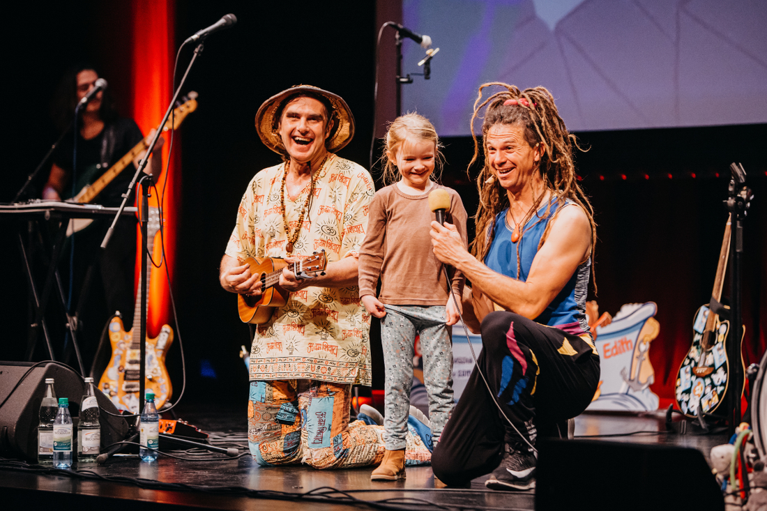 Rodscha und Tom auf der Bühne bei einem Kinderkonzert